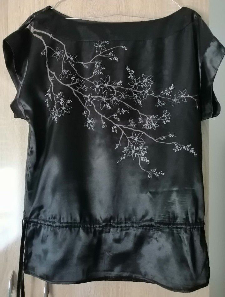 chemise noire satinée à motif floral, jamais portée 