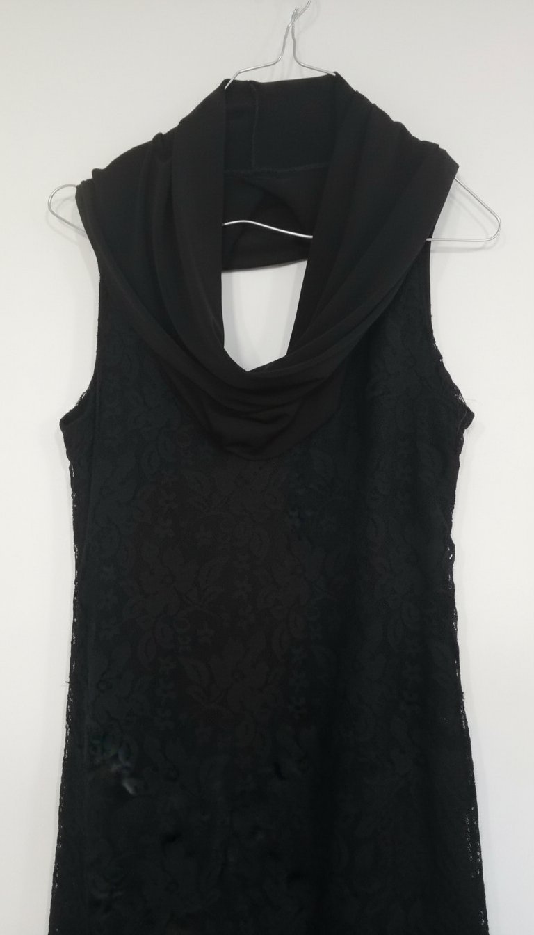 Robe noire, dos nu plongeant 