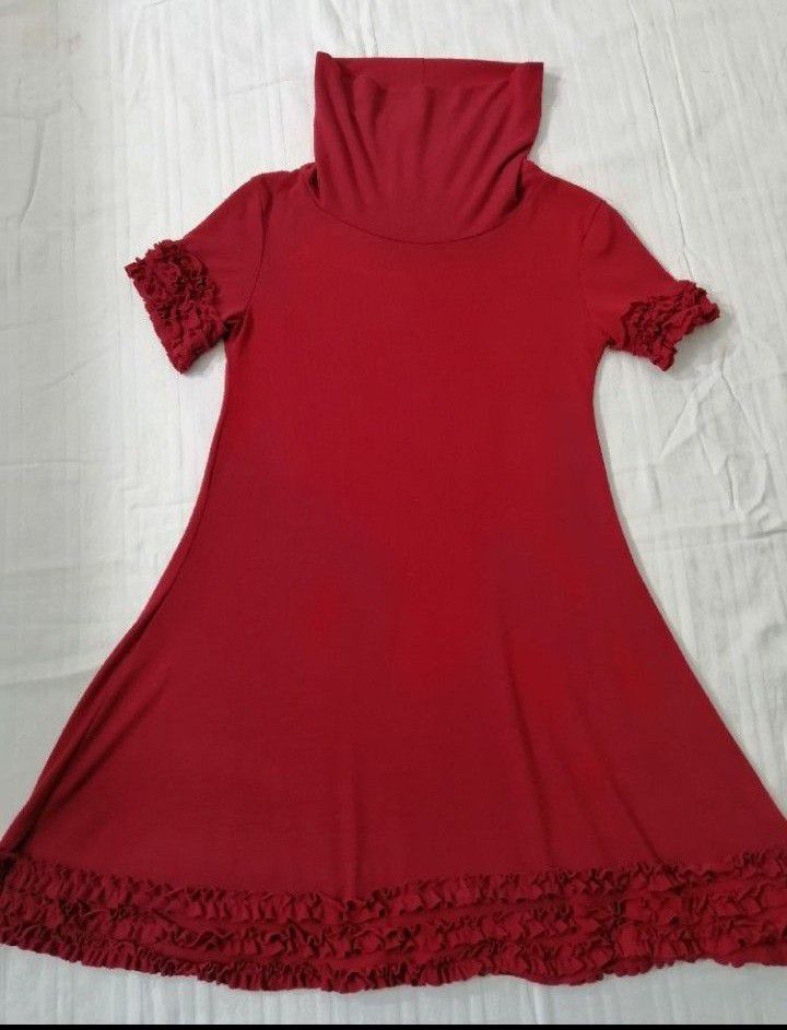 Robe rouge, col roulé 