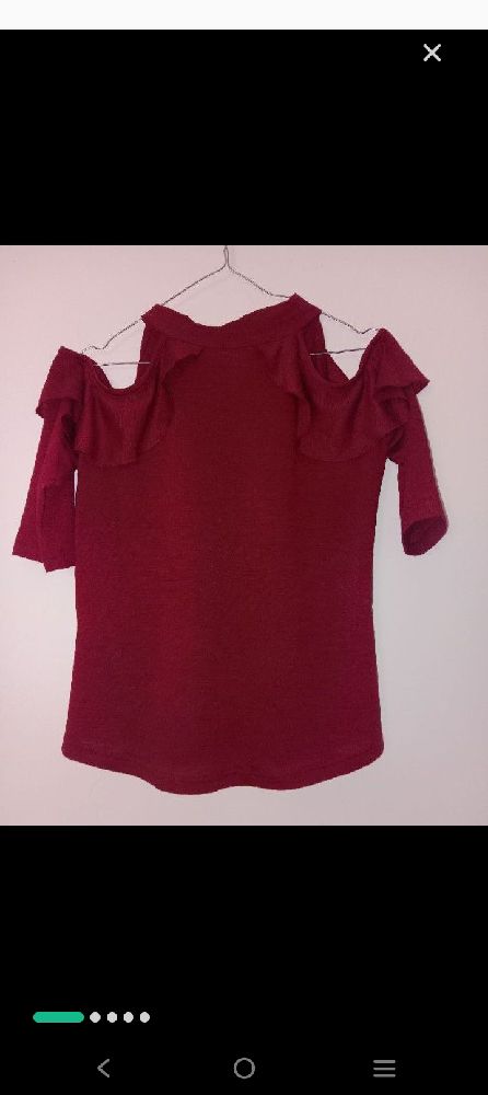 Chemise rouge bourdeau, épaules dénudées 