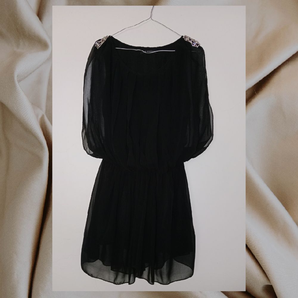 Robe noire courte avec strass
