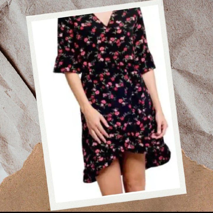 Robe noire à motif floral 