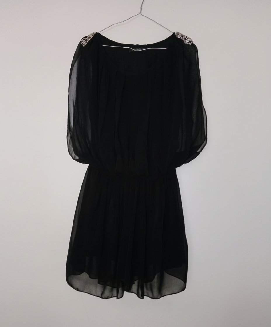 Robe noire courte avec strass sur les épaules 