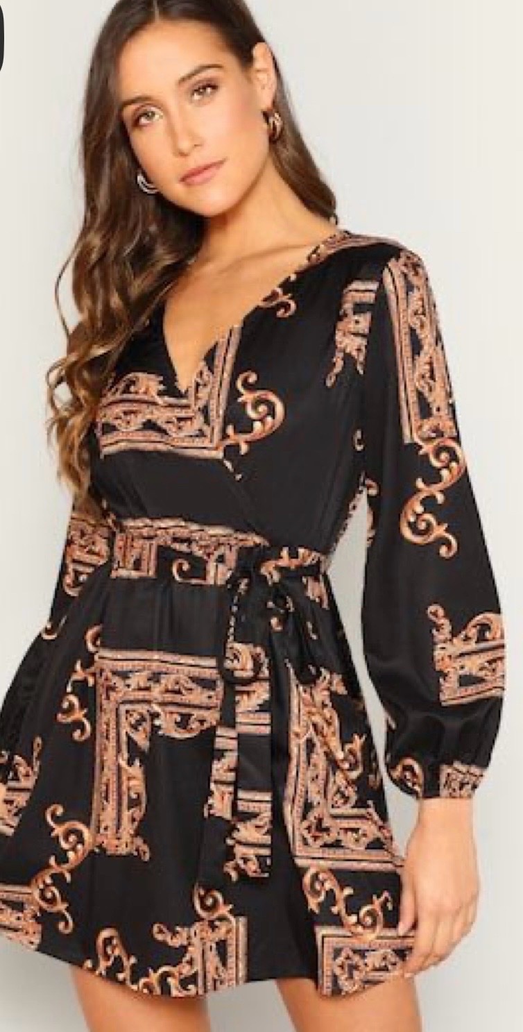 Robe noire à motifs dorés élégante