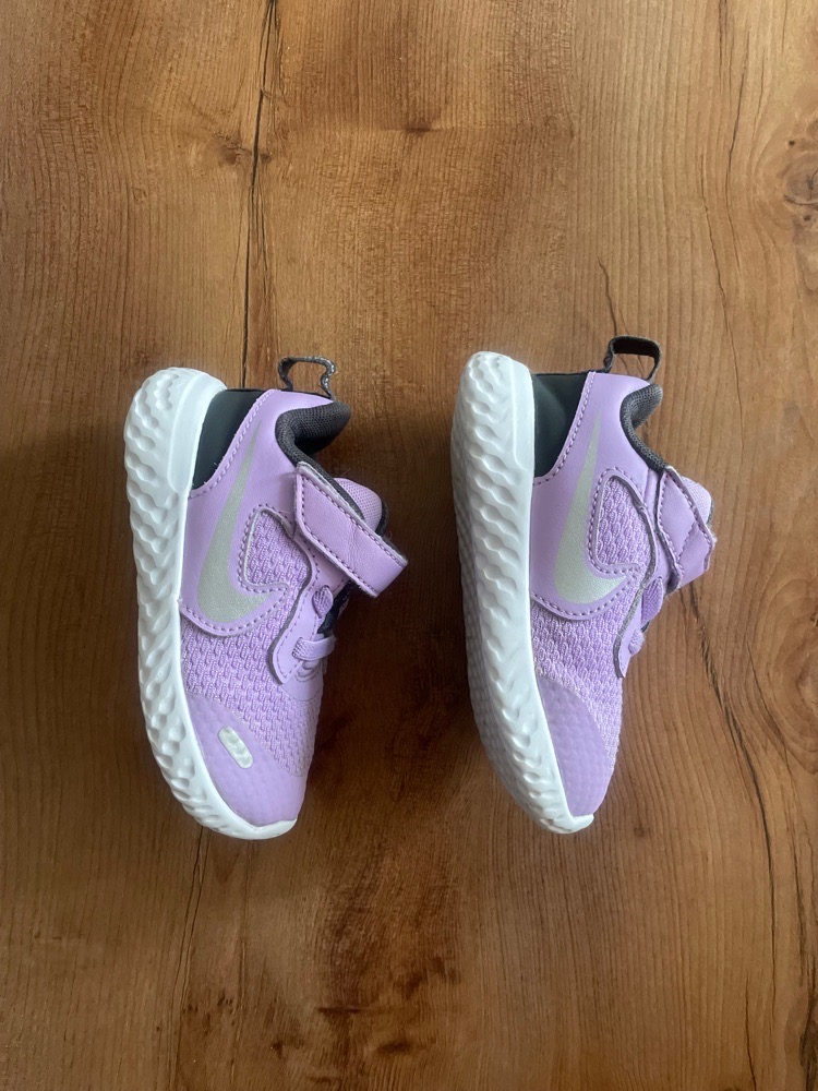 Nike revolution