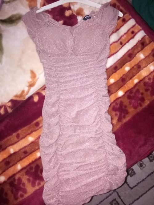 Robe de soirée moulante et drapée – Rose scintillant.