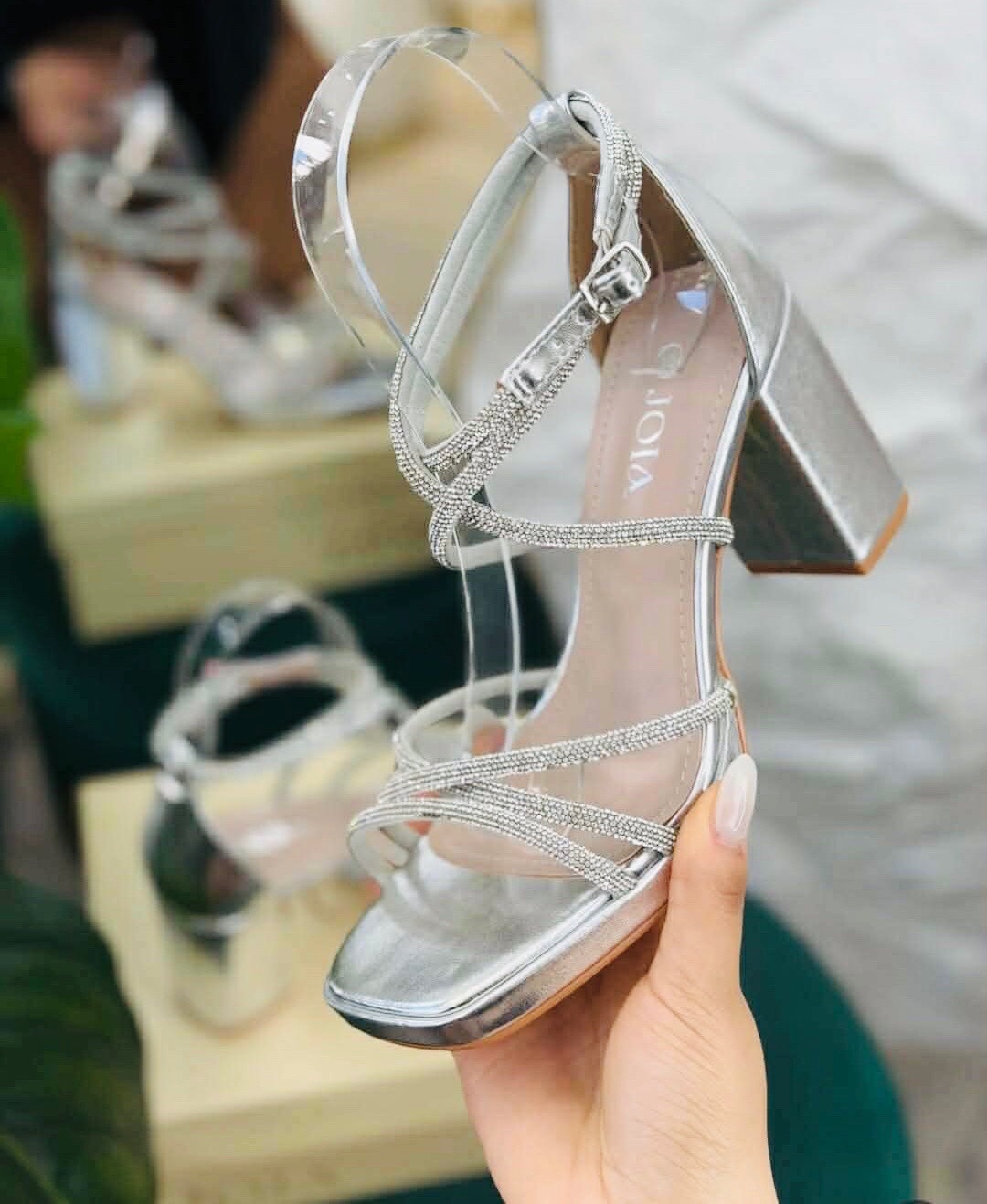 Sandales argentées à talons carrés 