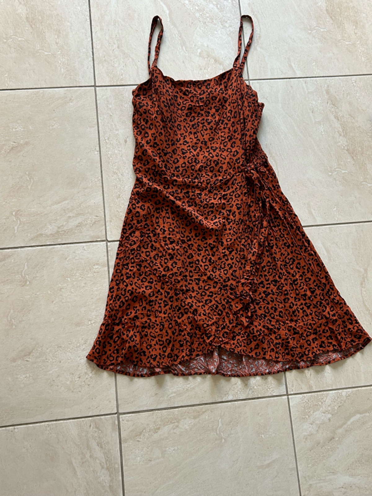 Robe courte portefeuille à imprimé léopard – Coupe fluide à fines bretelles