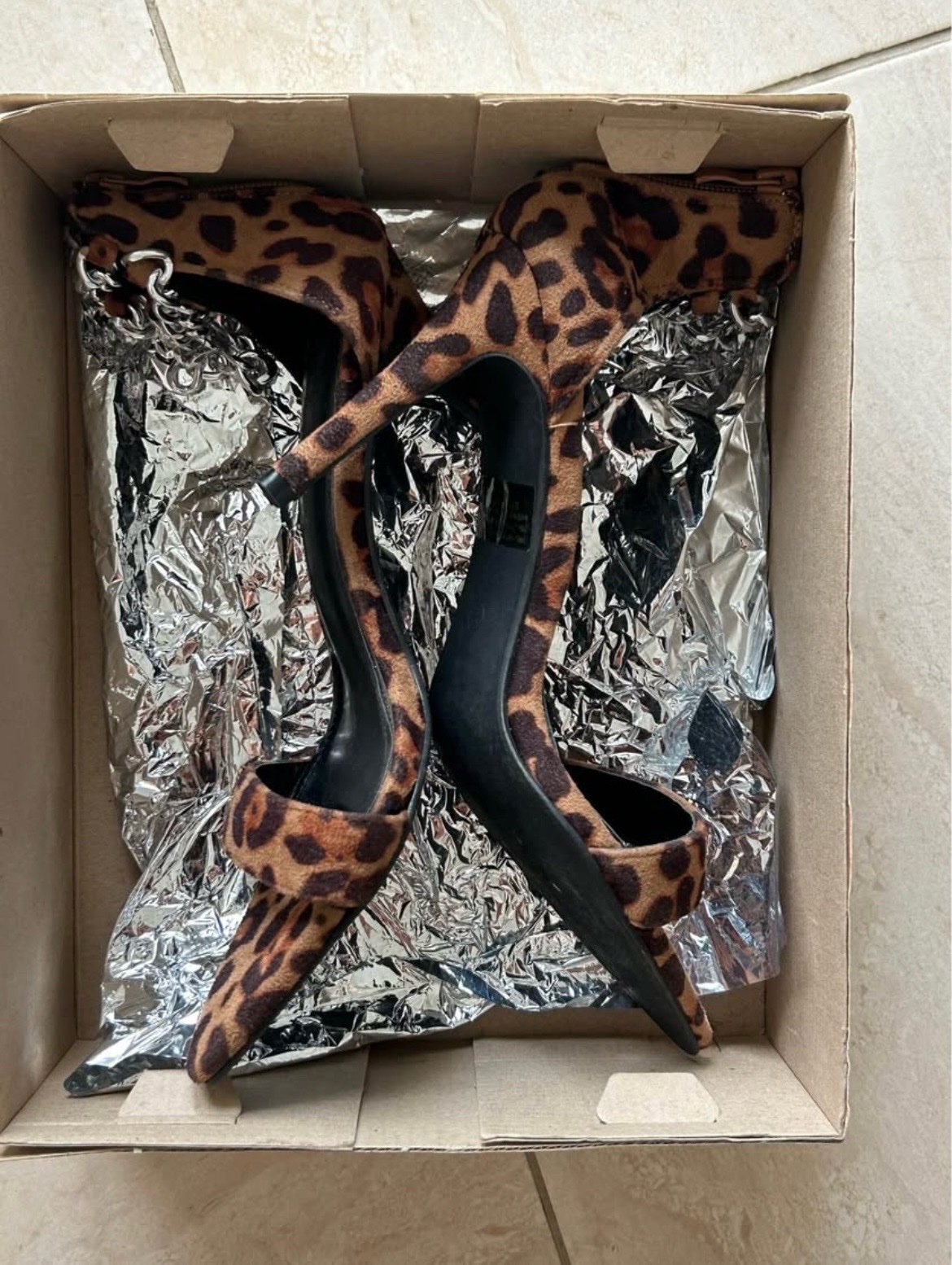 🔥 Escarpins Léopard à Talon Haut avec Chaîne Argentée Chic - Édition Limitée