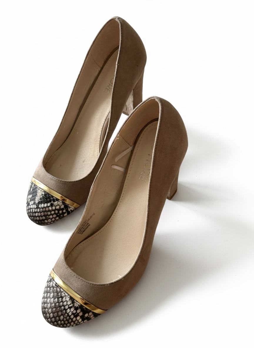 Escarpins Matalan en suédine beige – Bout effet serpent et liseré doré