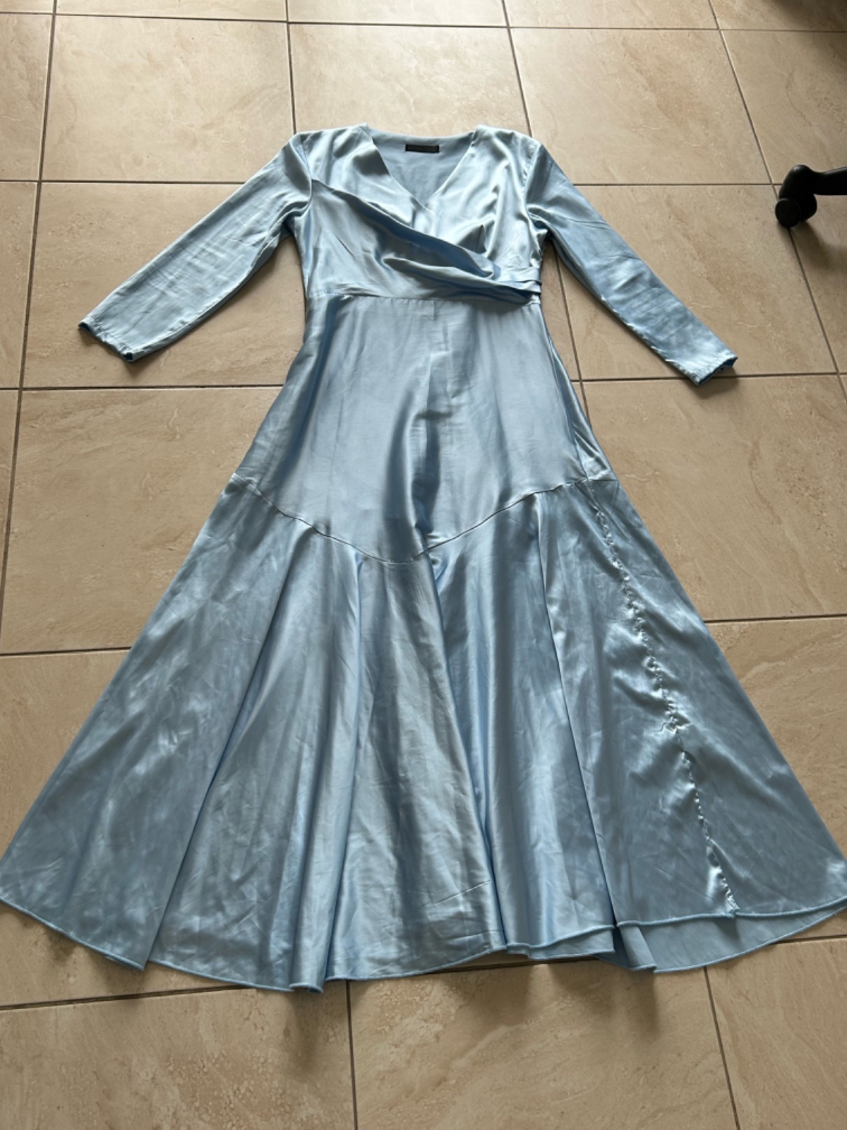 Robe longue satinée bleu ciel à effet cache-cœur – Fluide et élégante