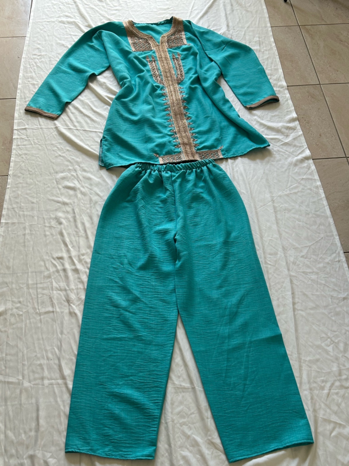 Ensemble tunique et pantalon vert turquoise avec broderies dorées
