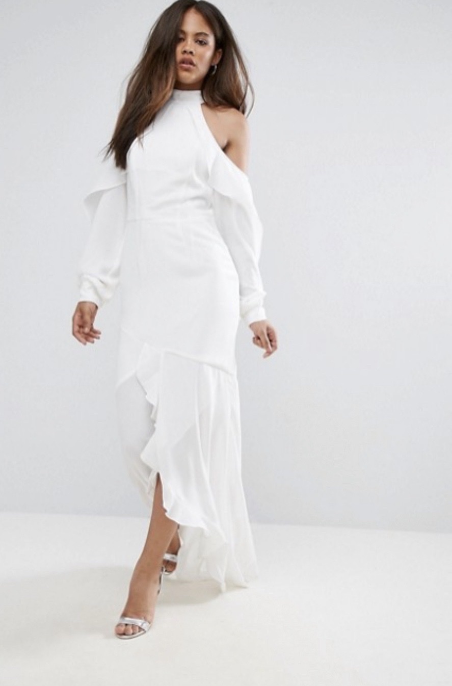Robe de soirée blanche asymétrique – Épaules dénudées et volants