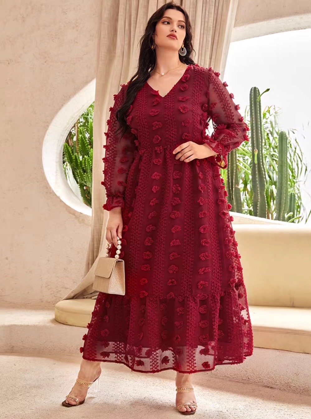 Robe longue bordeaux avec détails floraux en relief