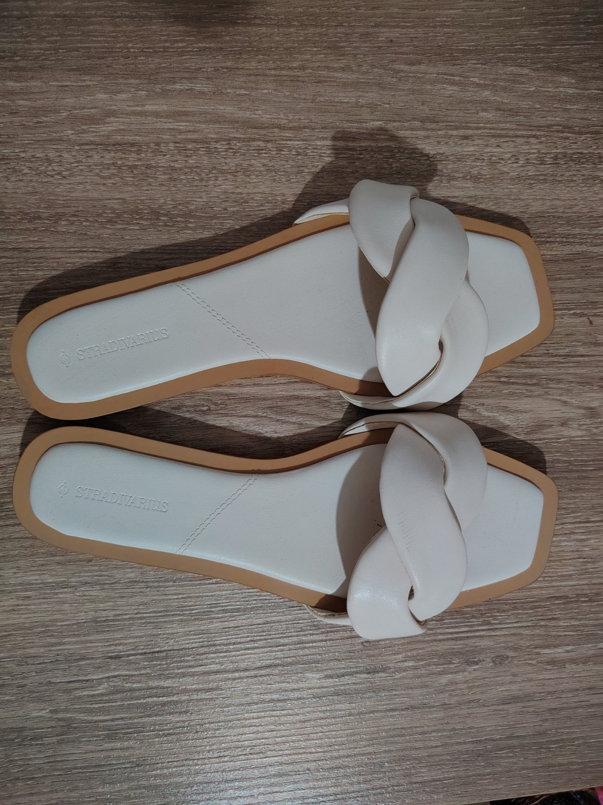 Sandales plates New Stradivarius beiges et blanches