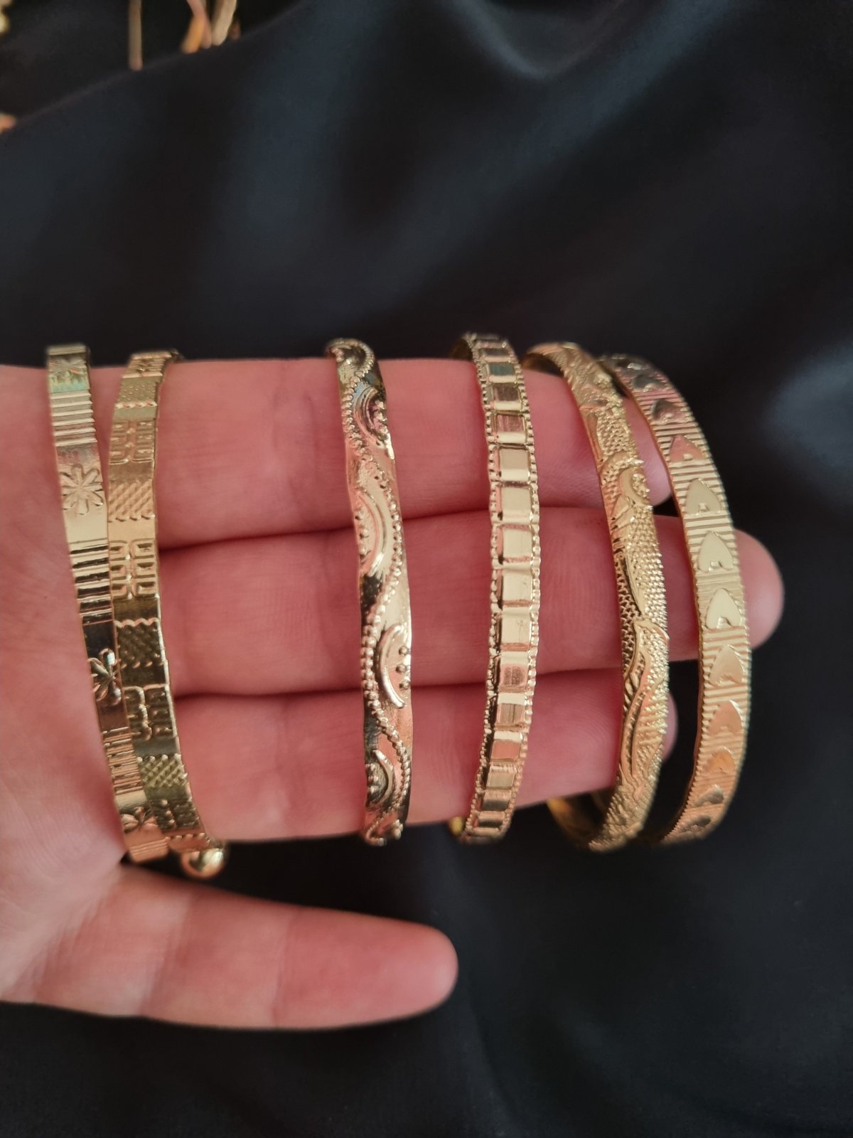 Superbe Lot de 6 Bracelets Joncs Dorés Gravés (Style Chic & Tendance)