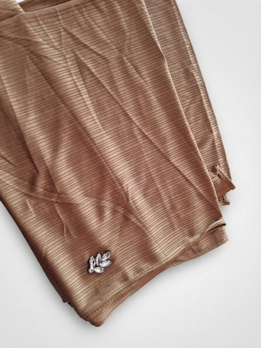 Hijab Plissé Beige avec Broche Strass Élégante