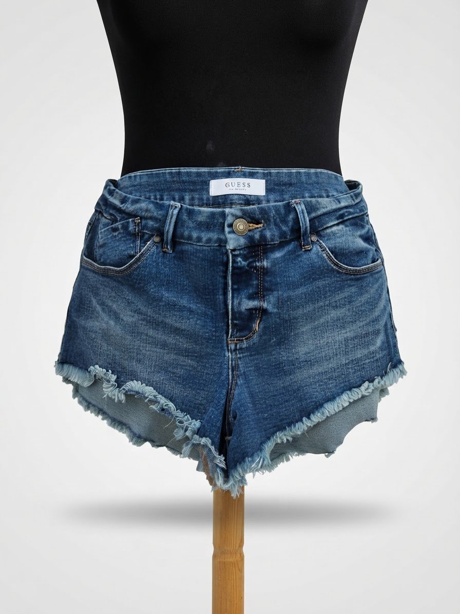 Superbe mini short en jean denim de la marque GUESS Los Angeles, très tendance
