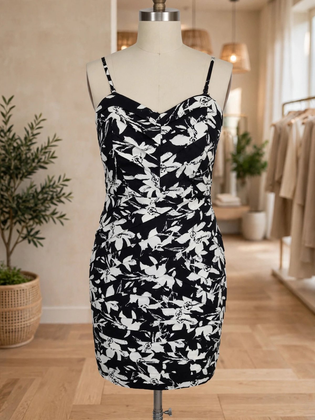 Robe Cocktail Chic Noir & Blanc Florale - Coupe Drapée Élégante