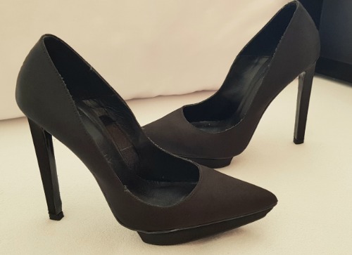 Escarpin noir satiné de la marque mango