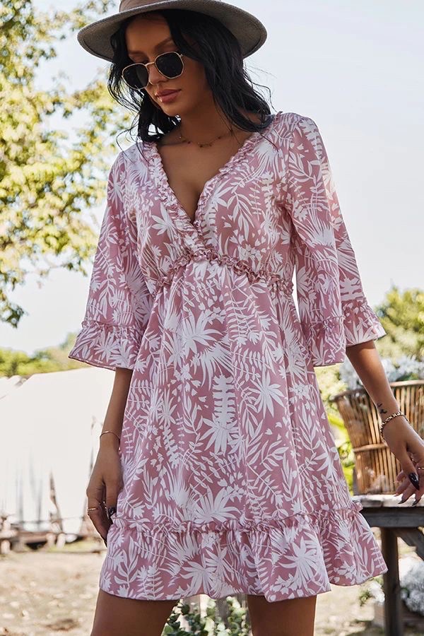 Robe mini à imprimé floral de la marque Emery Rose se distingue par ses manches évasées et sa bordure à volants