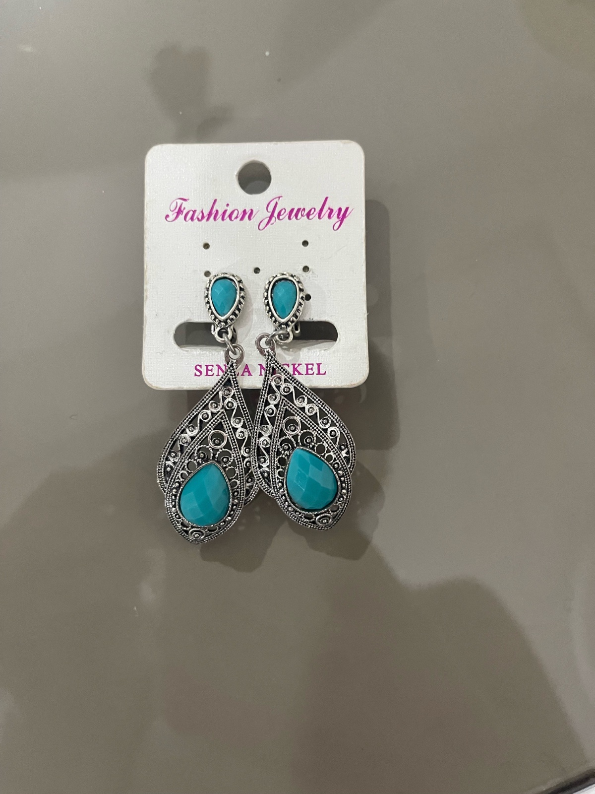 Boucles d'oreilles pendantes bohèmes de marque Fashion Jewelry sont ornées de pierres turquoise en forme de goutte et de détails en filigrane argenté