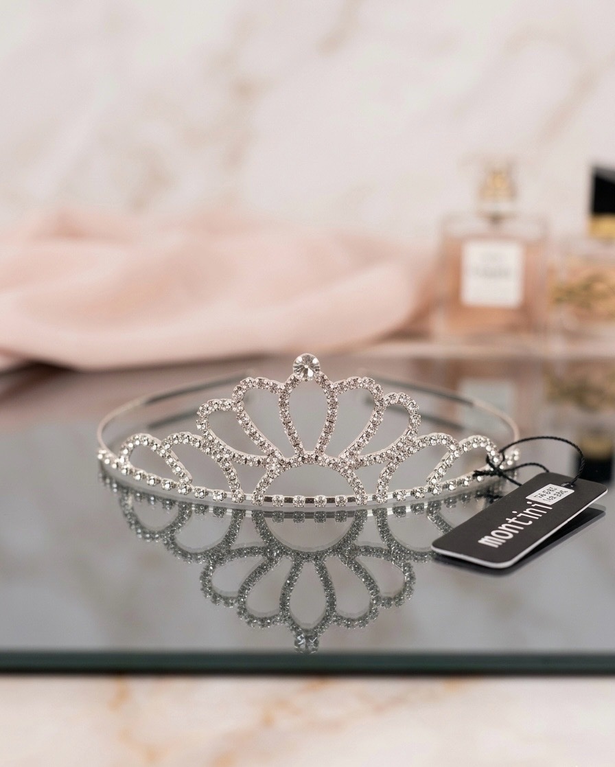 Diadème Montini argenté est orné de strass étincelants et est idéal pour les mariages ou les fêtes