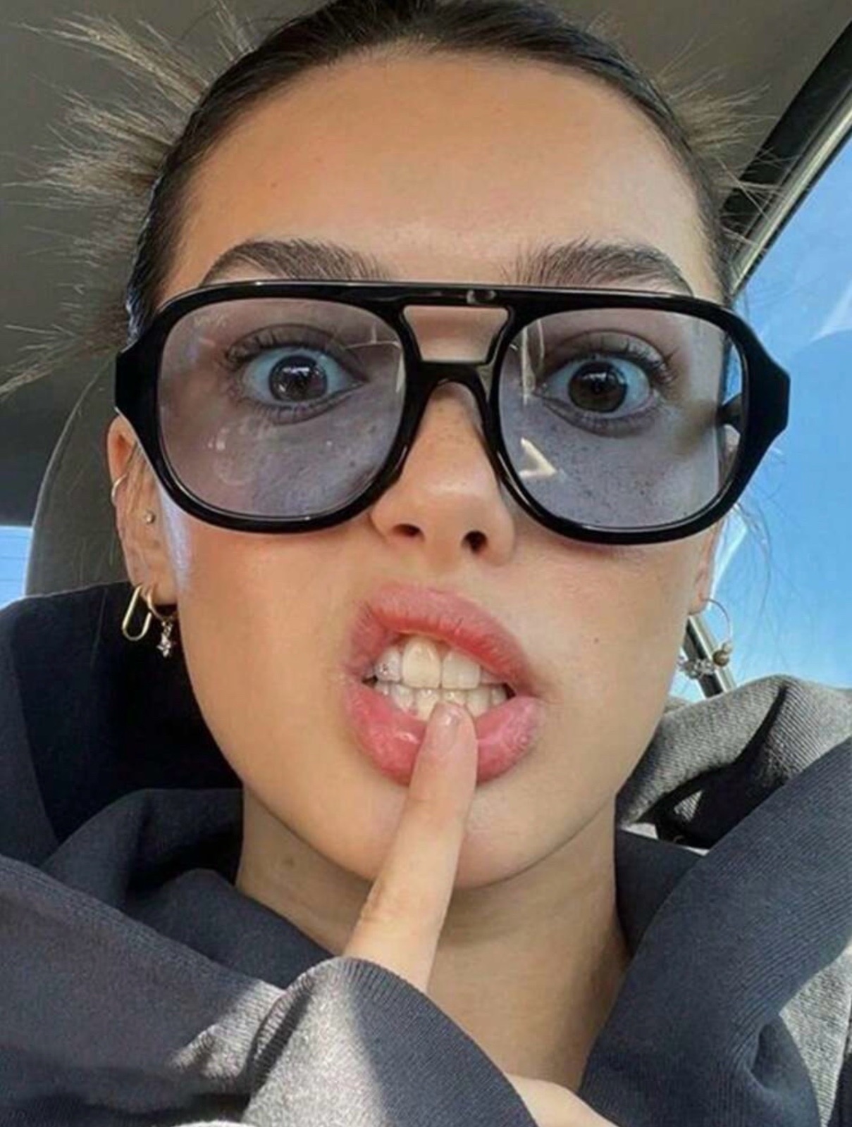 Lunettes de soleil carrées de style rétro présentent une monture noire épaisse avec un double pont distinctif