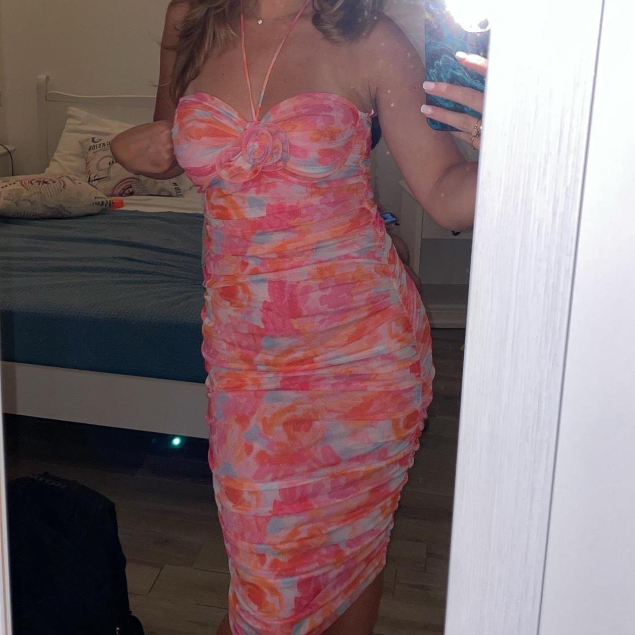 Robe Zara à imprimé floral présente une coupe midi froncée en tulle