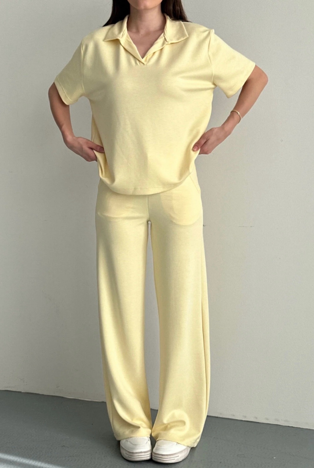 Cet jaune pastel un haut à col polo et un pantalon ample en tricol 