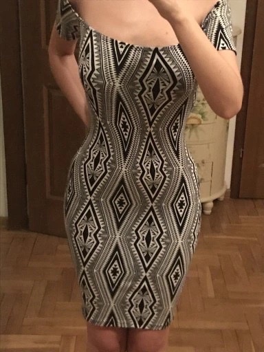Robe moulante de la marque Amisu présente un motif géométrique ethnique en noir et blanc