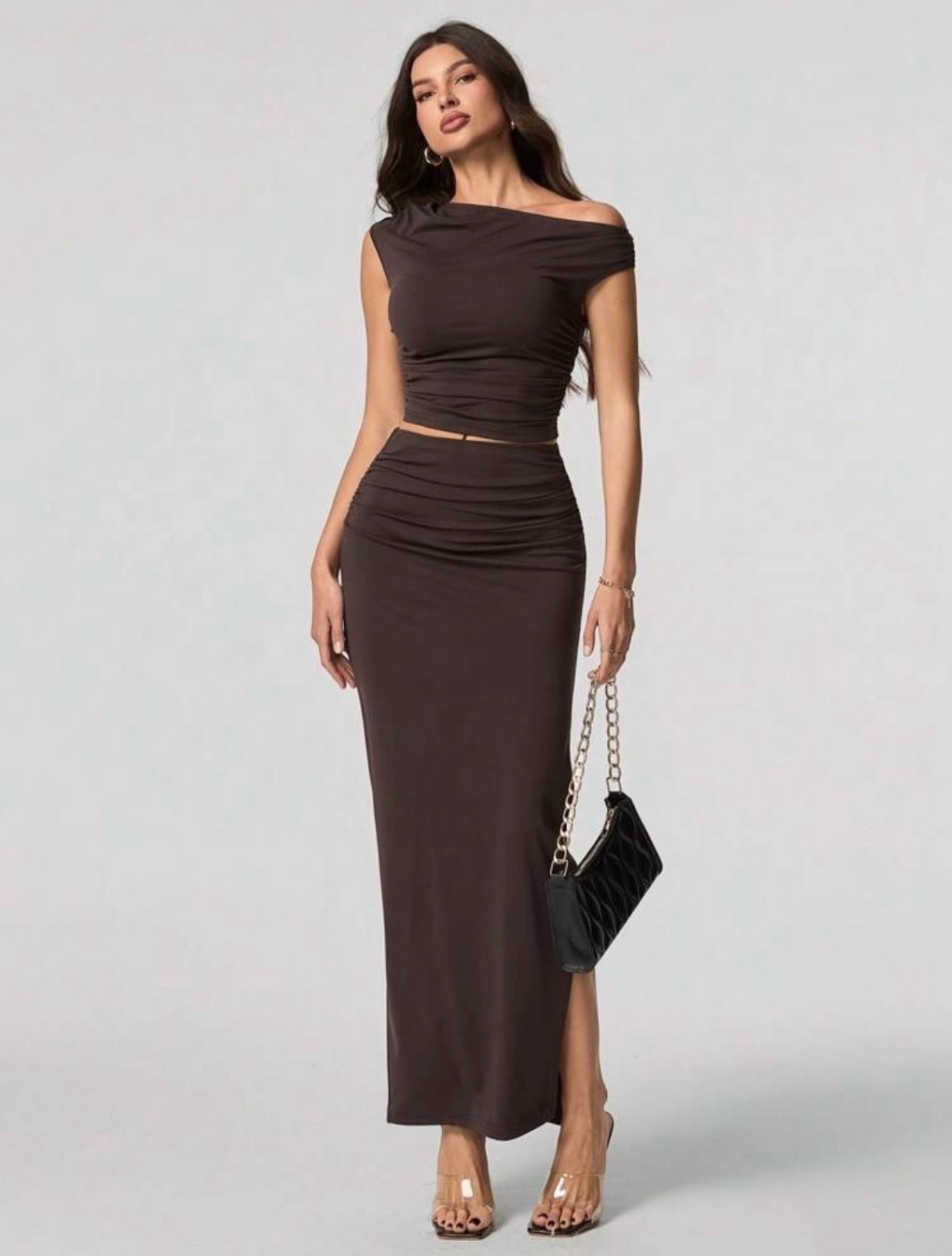 Ensemble SHEIN Tall se compose d'un haut marron à épaule asymétrique et d'une jupe longue assortie.