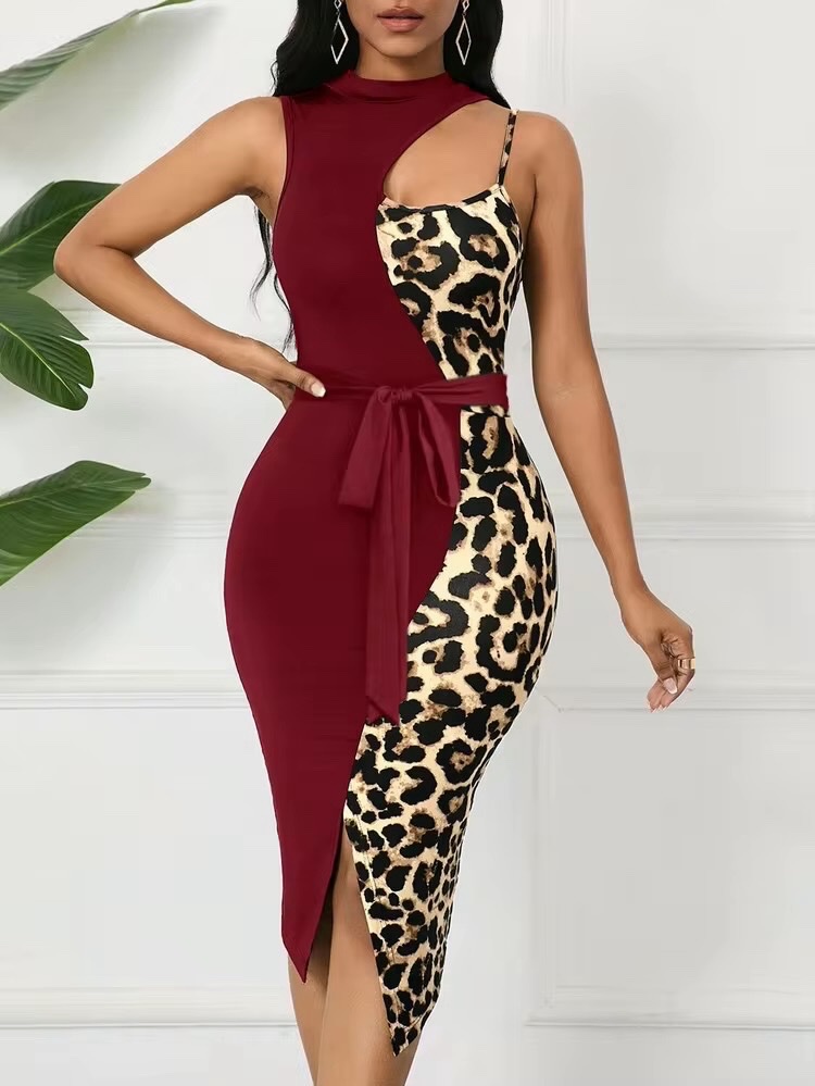 Robe moulante asymétrique de chez SHEIN présente un design patchwork contrasté alliant un bordeaux uni à un imprimé léopard audacieux.