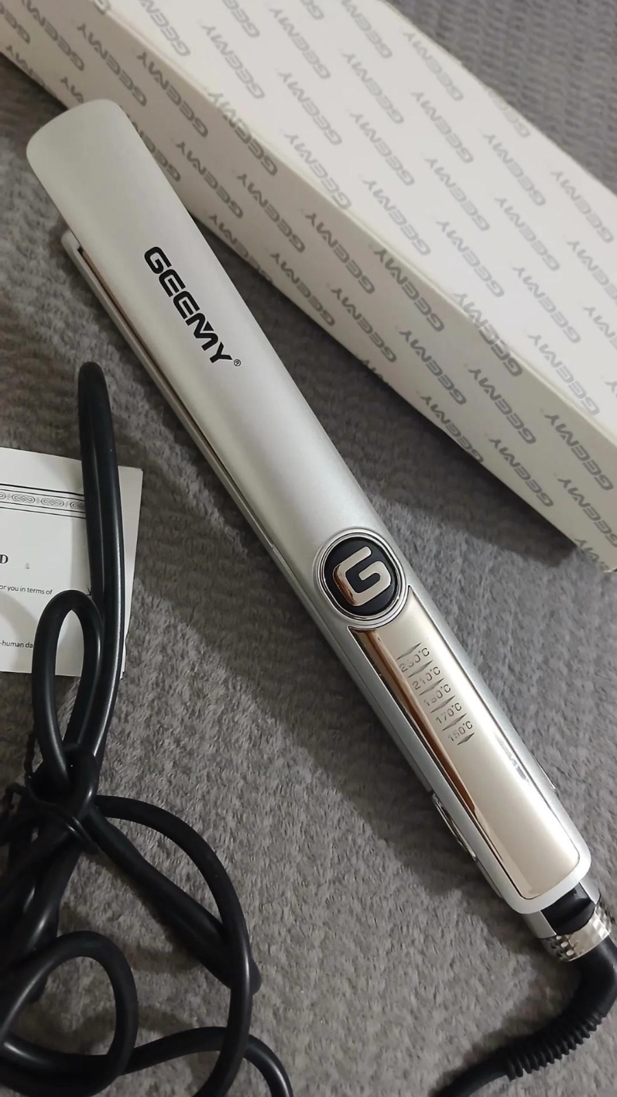 Lisseur de cheveux Geemy GM-416 est un outil professionnel argenté doté de plaques en céramique pour un lissage efficace