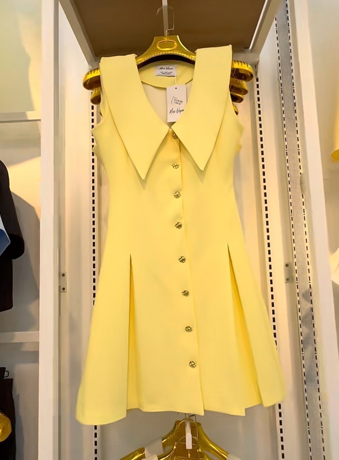 Robe jaune sans manches arbore de grands cols contrastés et des boutons décoratifs scintillants tlabes taille S et M