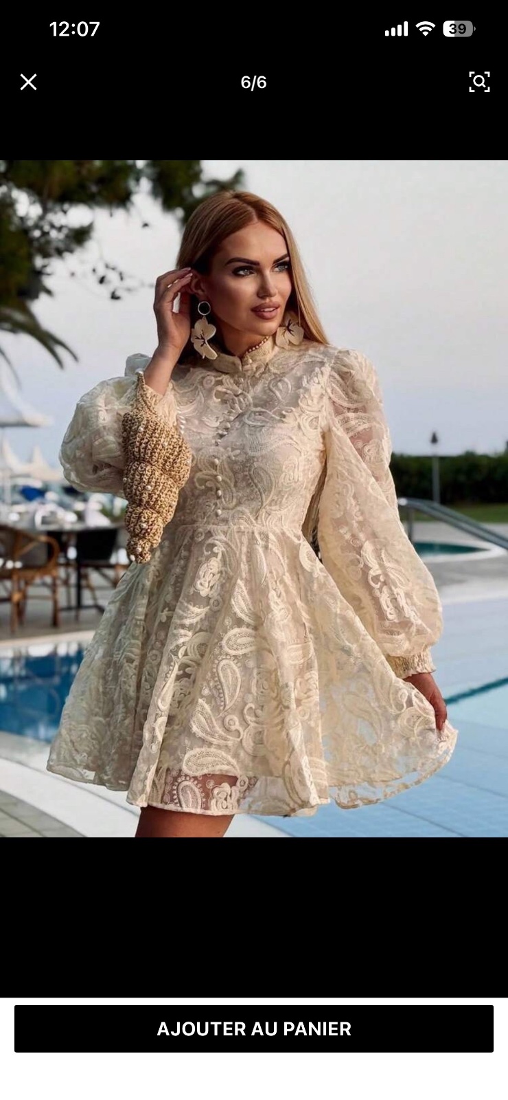 Robe élégante de marque Floretta Élena avec un col montant et des manches ballons.
