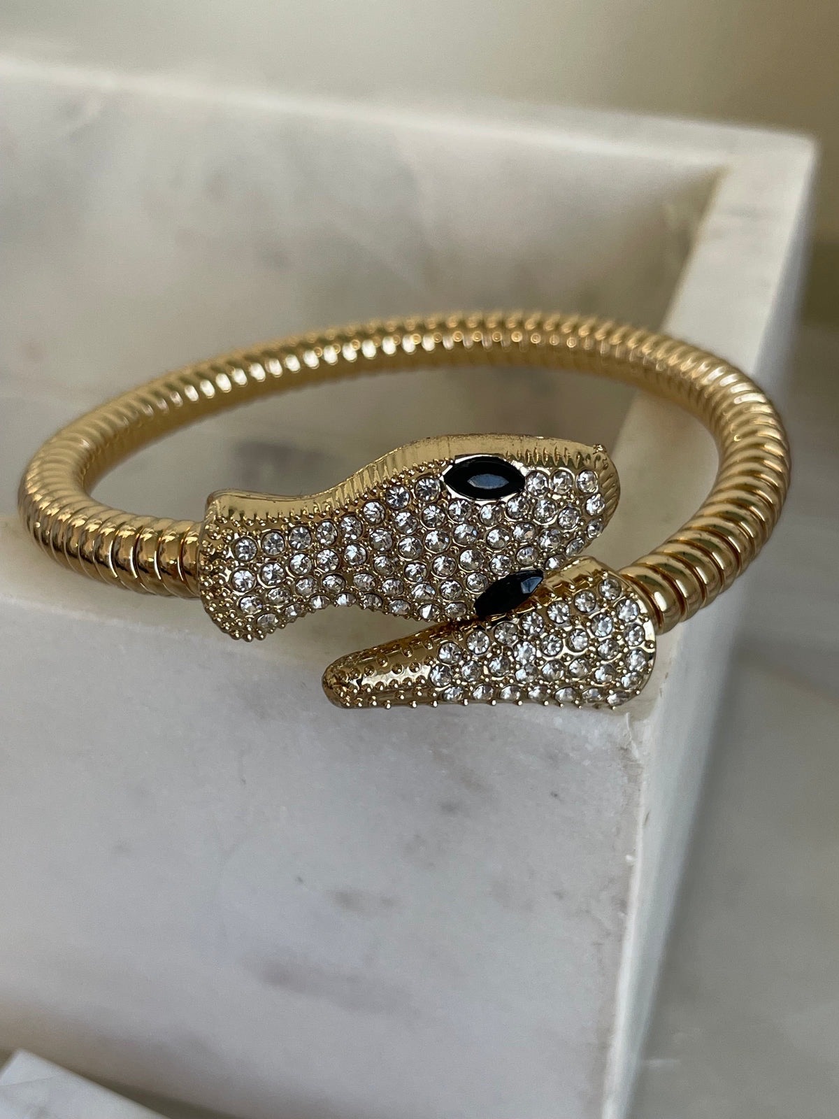Bracelet de bras serpent – Ajustable, élégant et tendance. Parfait pour sublimer toutes vos tenues. 