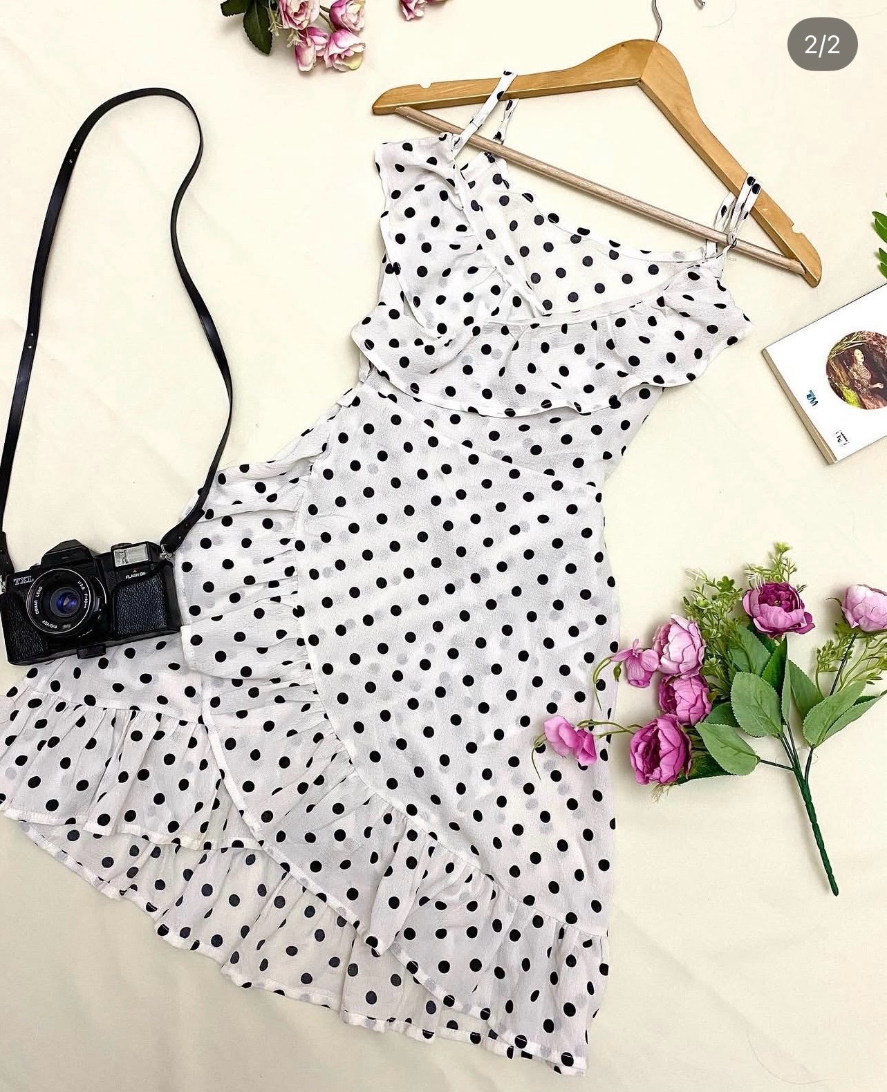 Robe blanche à pois noirs tendance