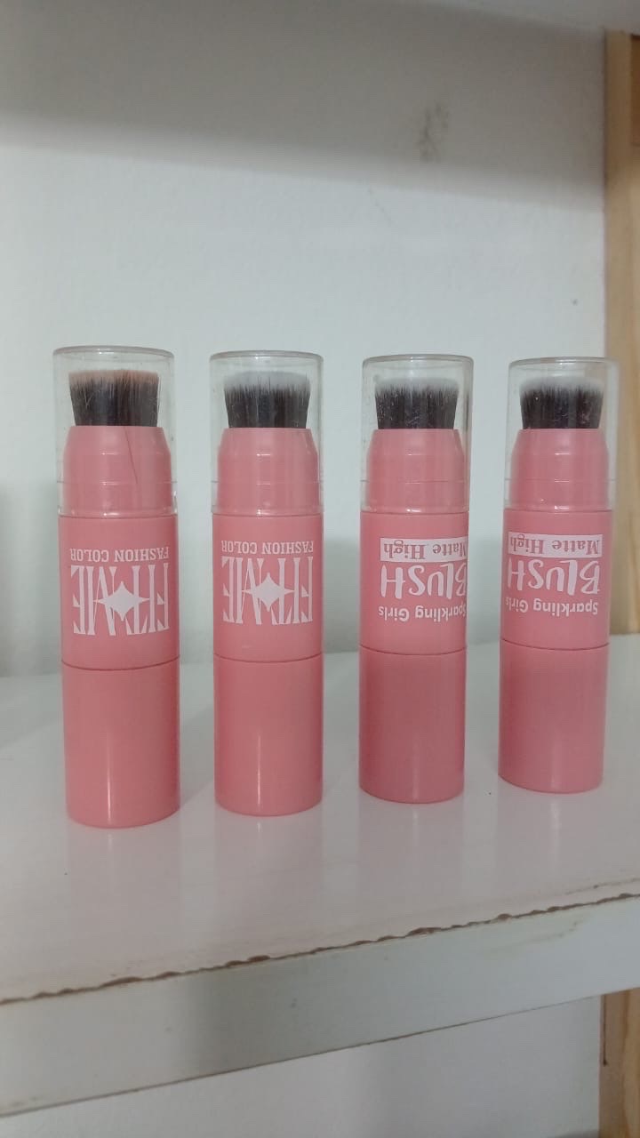 Blush de la marque Sparkling Girls, conçu avec une formule crémeuse à une extrémité.