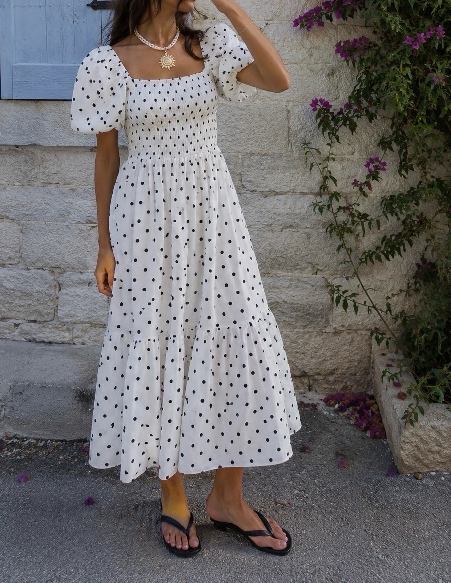 Robe blanche à pois noirs de chez SHEIN présente un corsage smocké élégant et des manches bouffantes