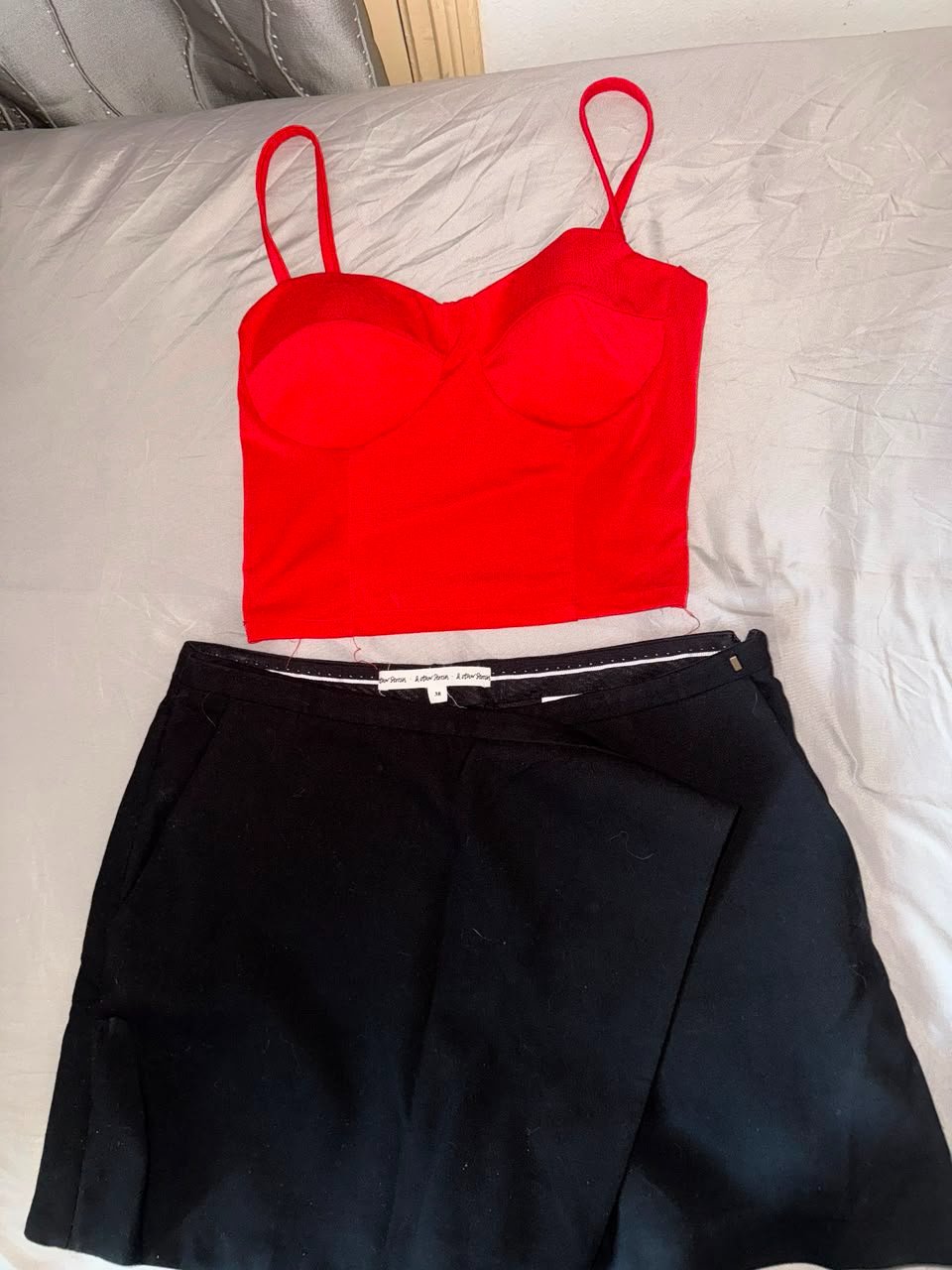 Jupe short avec top rouge 