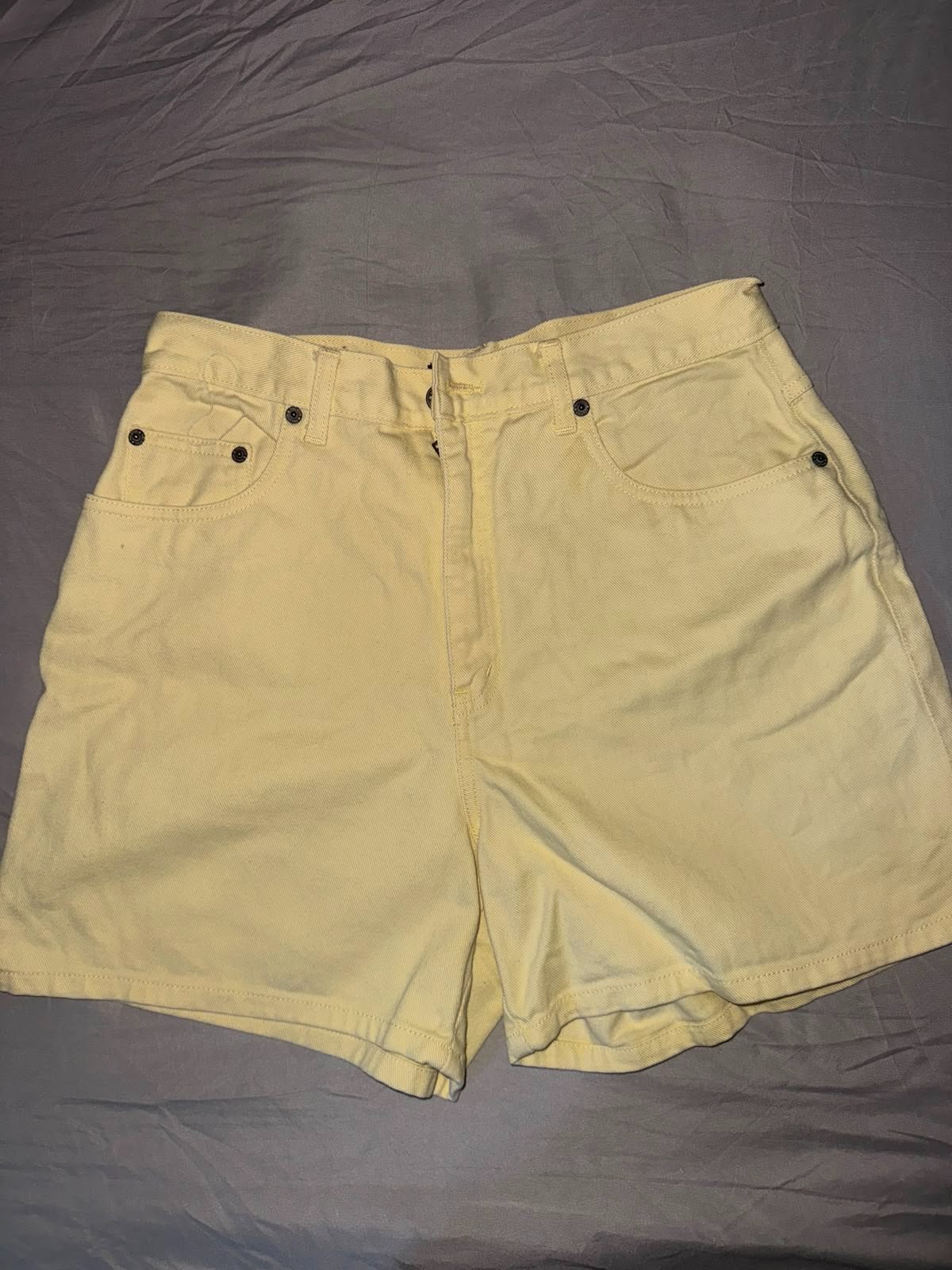 Short jaune