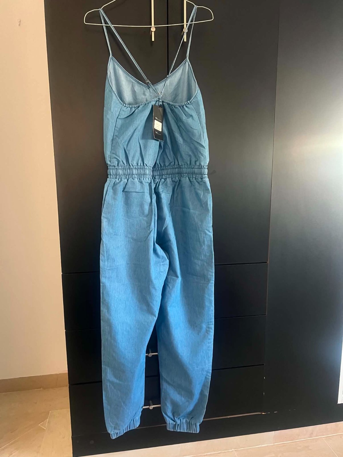 Salopette en jean légère, sport chic.