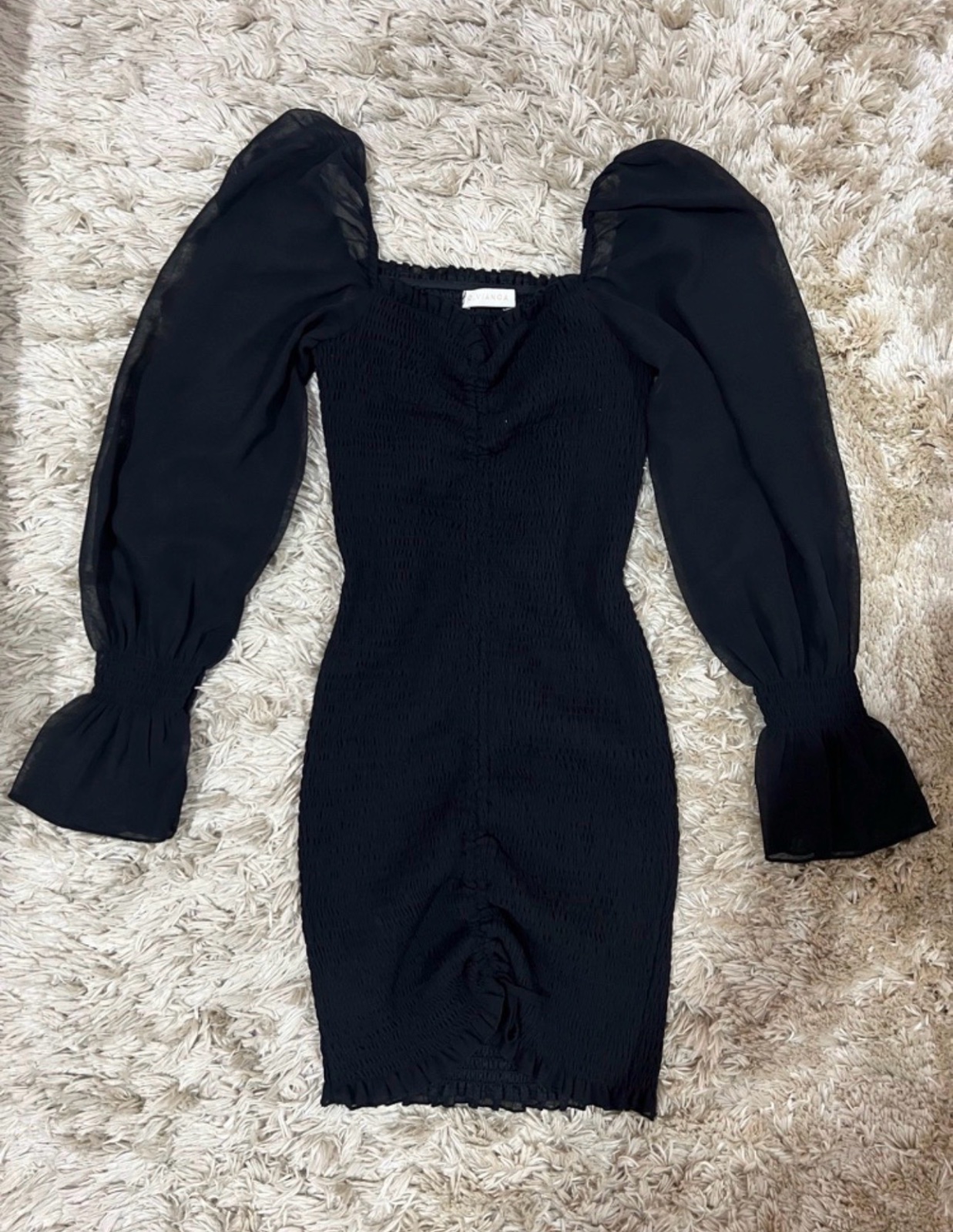 Robe smockée avec manches transparentes neuve 