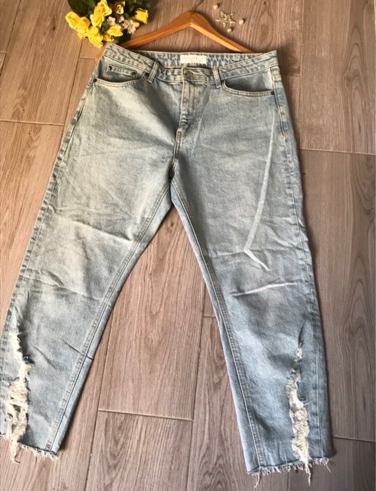 Mom straight fit jeans, cute déchires en bas 