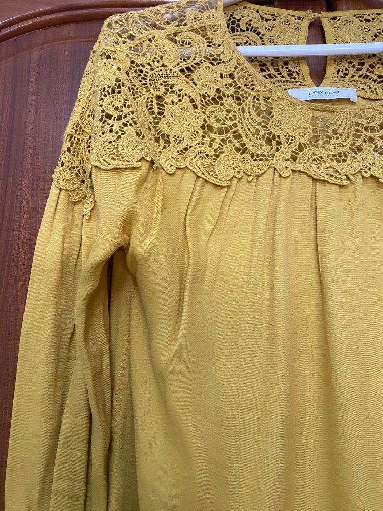 top jaune avec broderie anglaise taille 40/L 