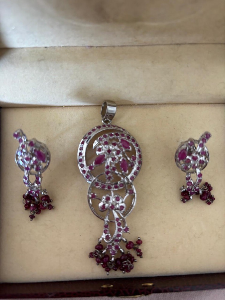 Pendentif et boucles d'oreilles en argent( pierre rubis originale ) 