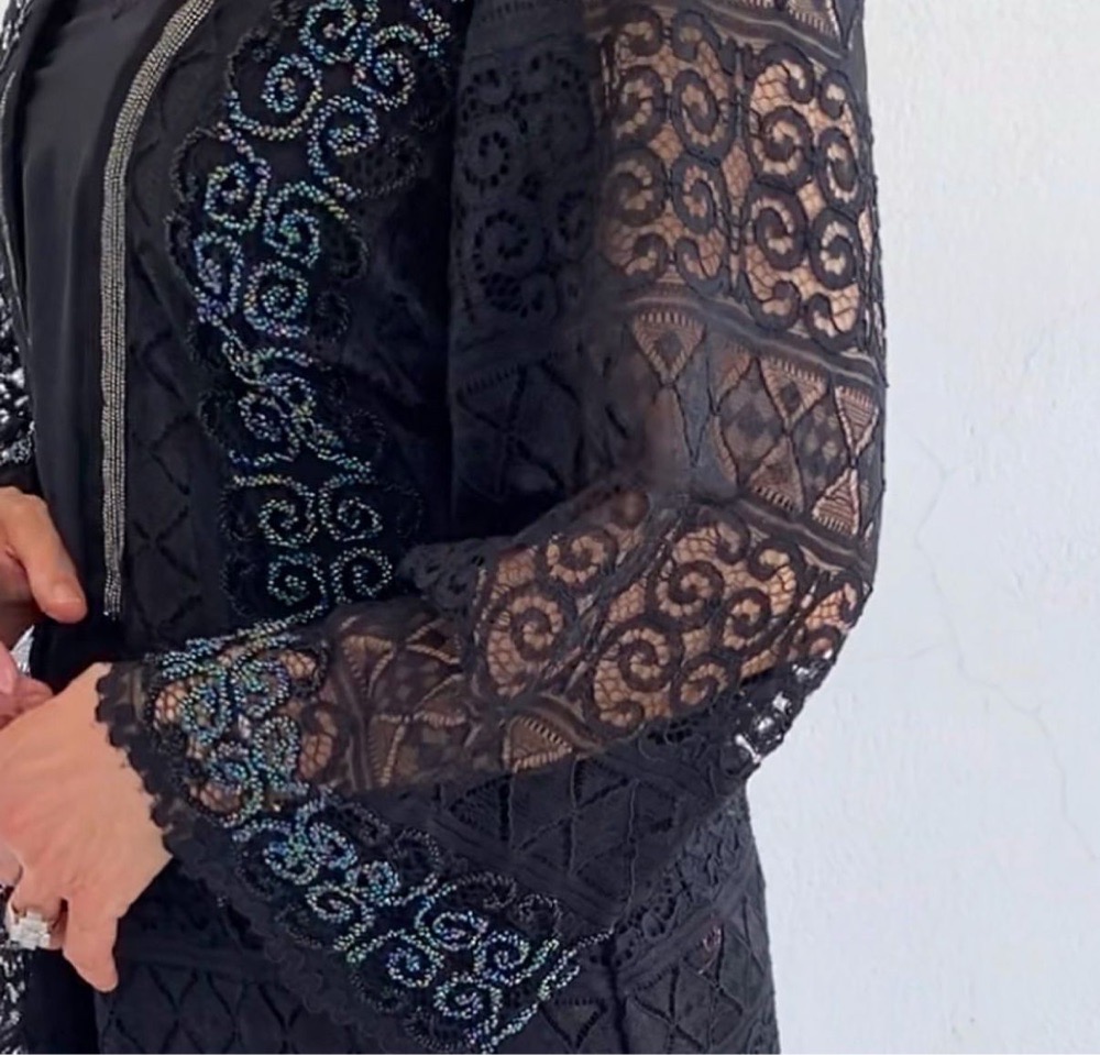 Abaya dentelle  de calais brodée fait main 