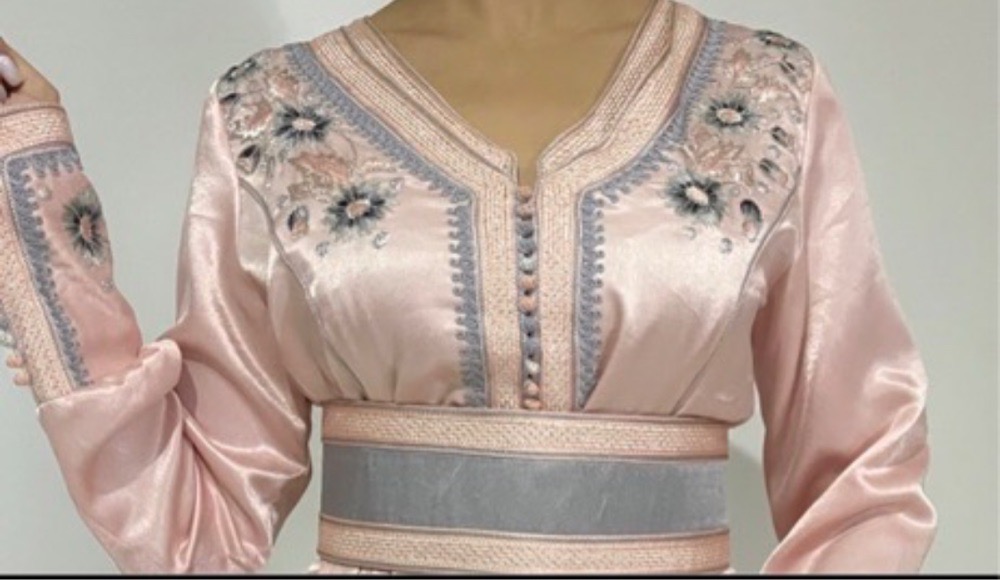 Caftan brodé rose ( deux pièces avec ceinture) taille s/m  satin de soie 