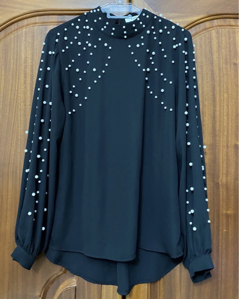 chemise blanche avec des perles de la marque F&P